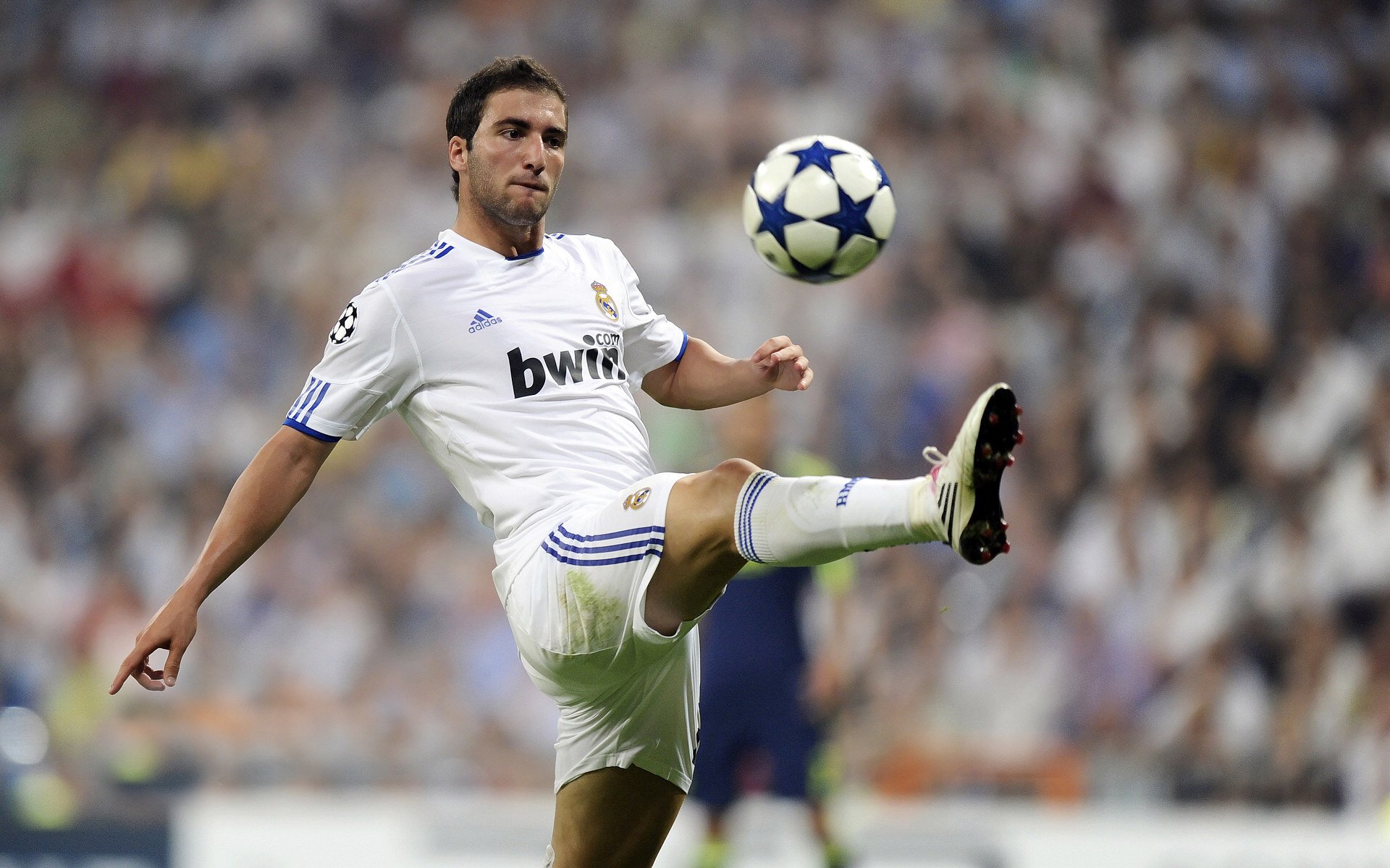 老将屠城！Uzi枪挑蓝军引爆全球电竞狂欢夜，老将Uzi率队力克强敌引爆全球电竞狂欢夜